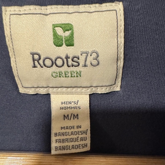 ROOTS Banff, Alberta 🇨🇦T-Shirt - Picture 6 of 8